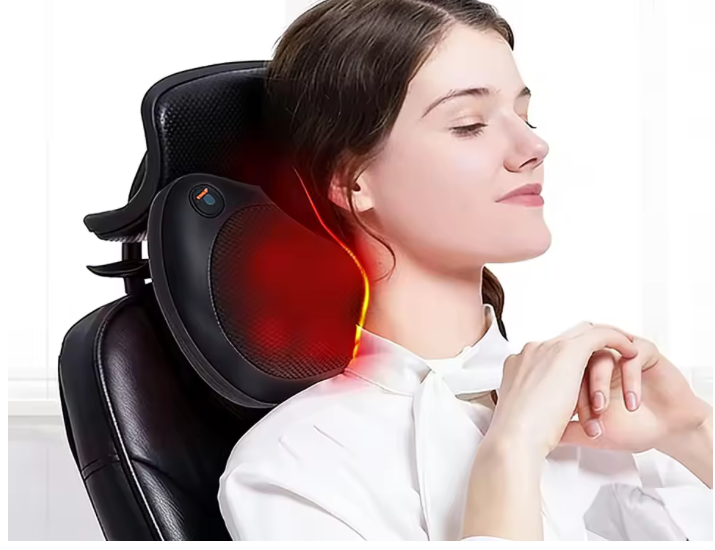 Cervicalma — en uso, relajando el cuello en una silla